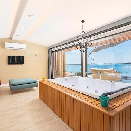 In Sleeps 8 With Pool And Air Con Kalkan