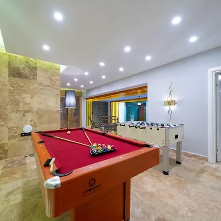Villa In Sleeps 8 With Pool And Air Con