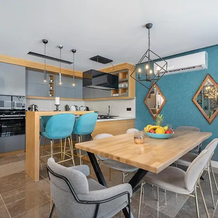 Villa In Sleeps 8 With Pool And Air Con *